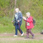 2019.04.17-09 Der Weiterweg verlief entlang des Waldrands.